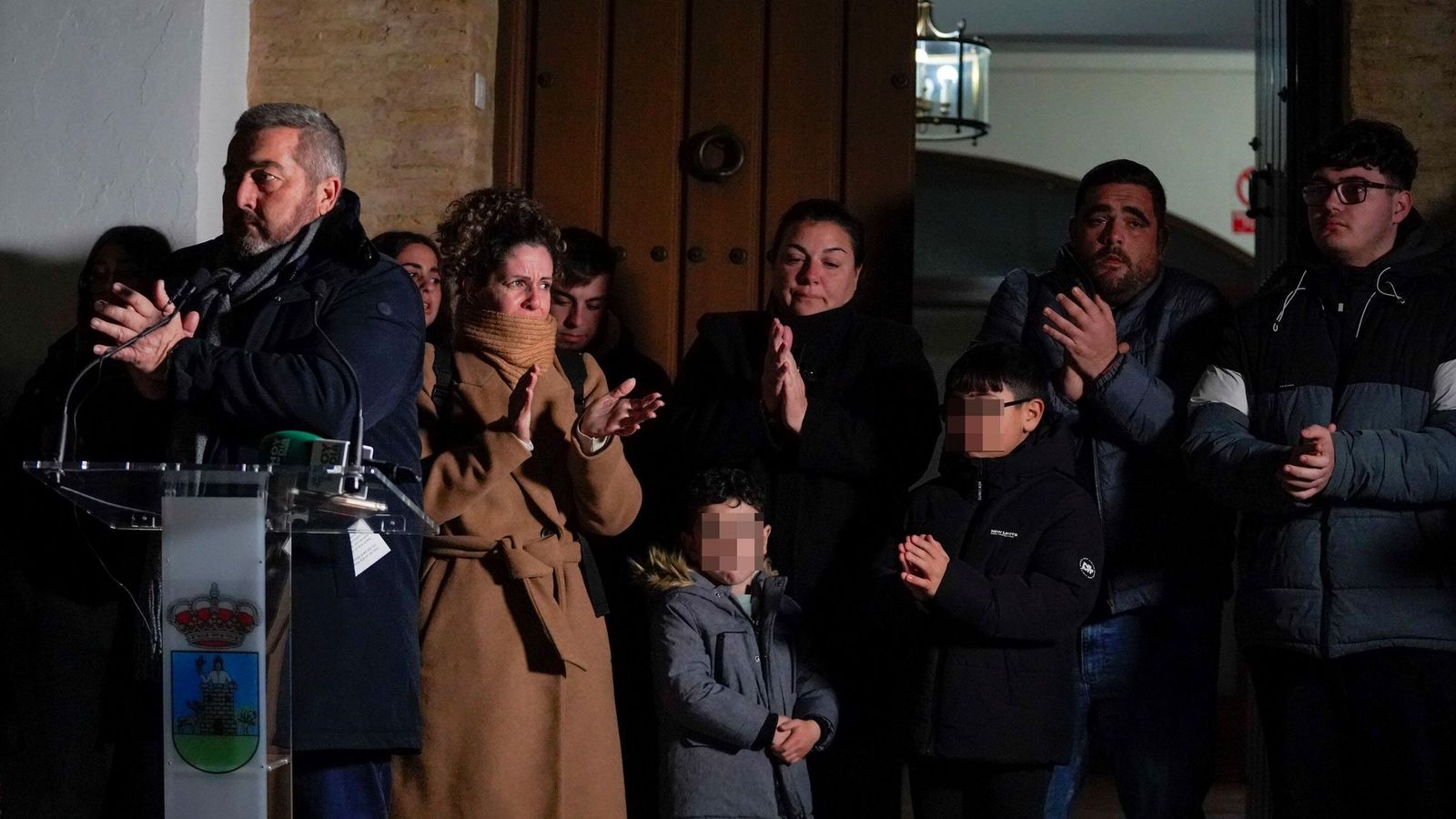 El alcalde de Aznalcóllar, Juan José Fernández, con los padres de Daniel, asesinado en Isla Mayor, y la familia de Aarón.