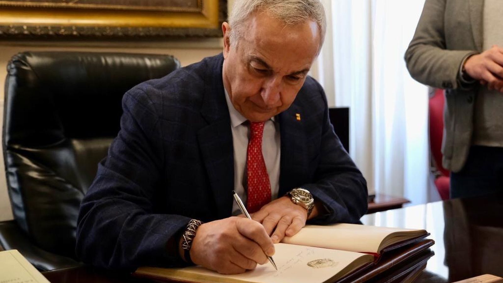 Alejandro Blanco firmando en el libro de honor del Ayuntamiento de Cádiz