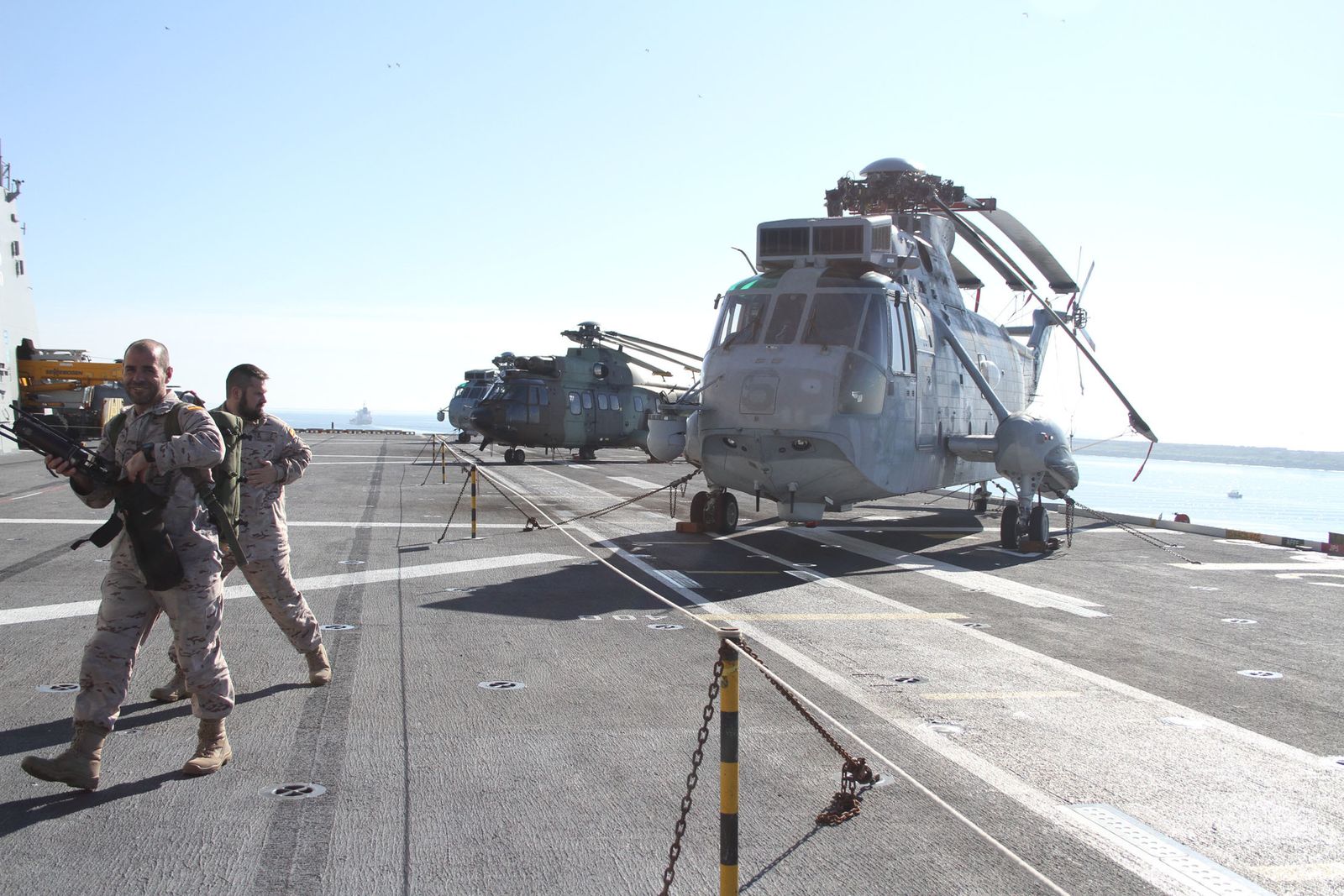 Imágenes de las primeras horas del portaaviones "Juan Carlos I" en el puerto de Huelva, durante su visita este fin de semana