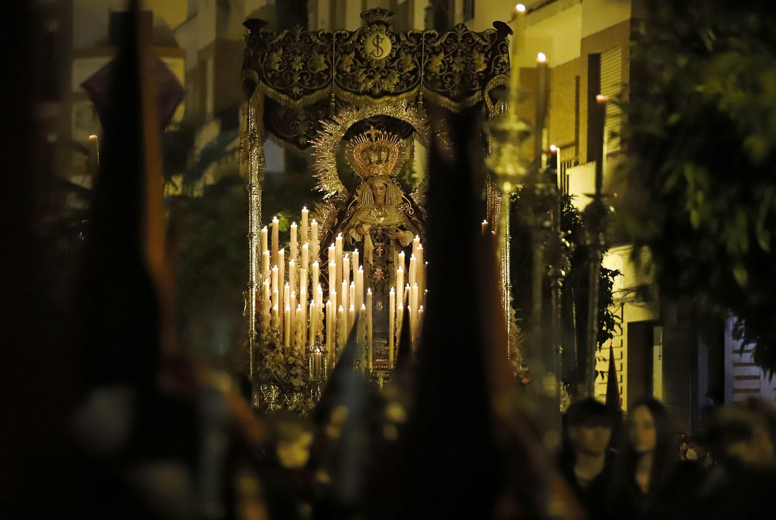 La Hermandad de Los Judíos en su recorrido por las calles de Huelva en el Jueves Santo