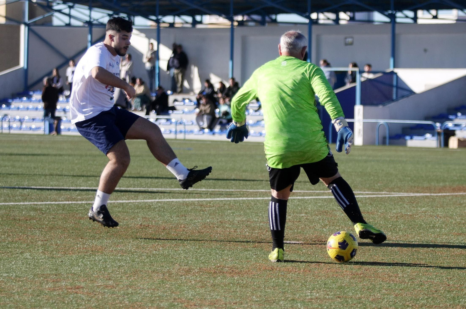 Imágenes del partido homenaje a los árbitros históricos de fútbol de Huelva