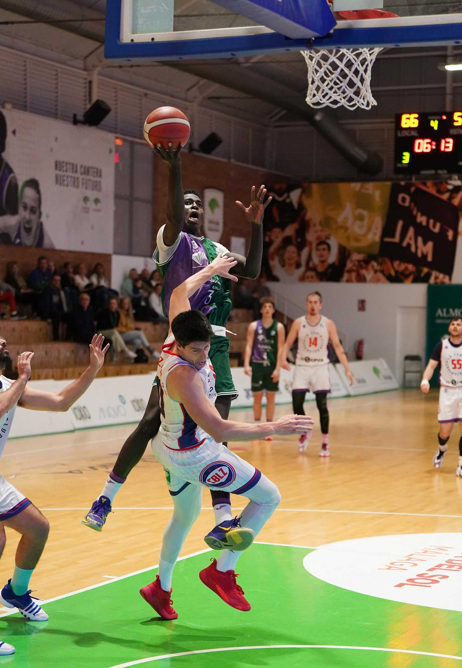 El Unicaja derrota en la prórroga a La Zubia (87-83) en Liga EBA