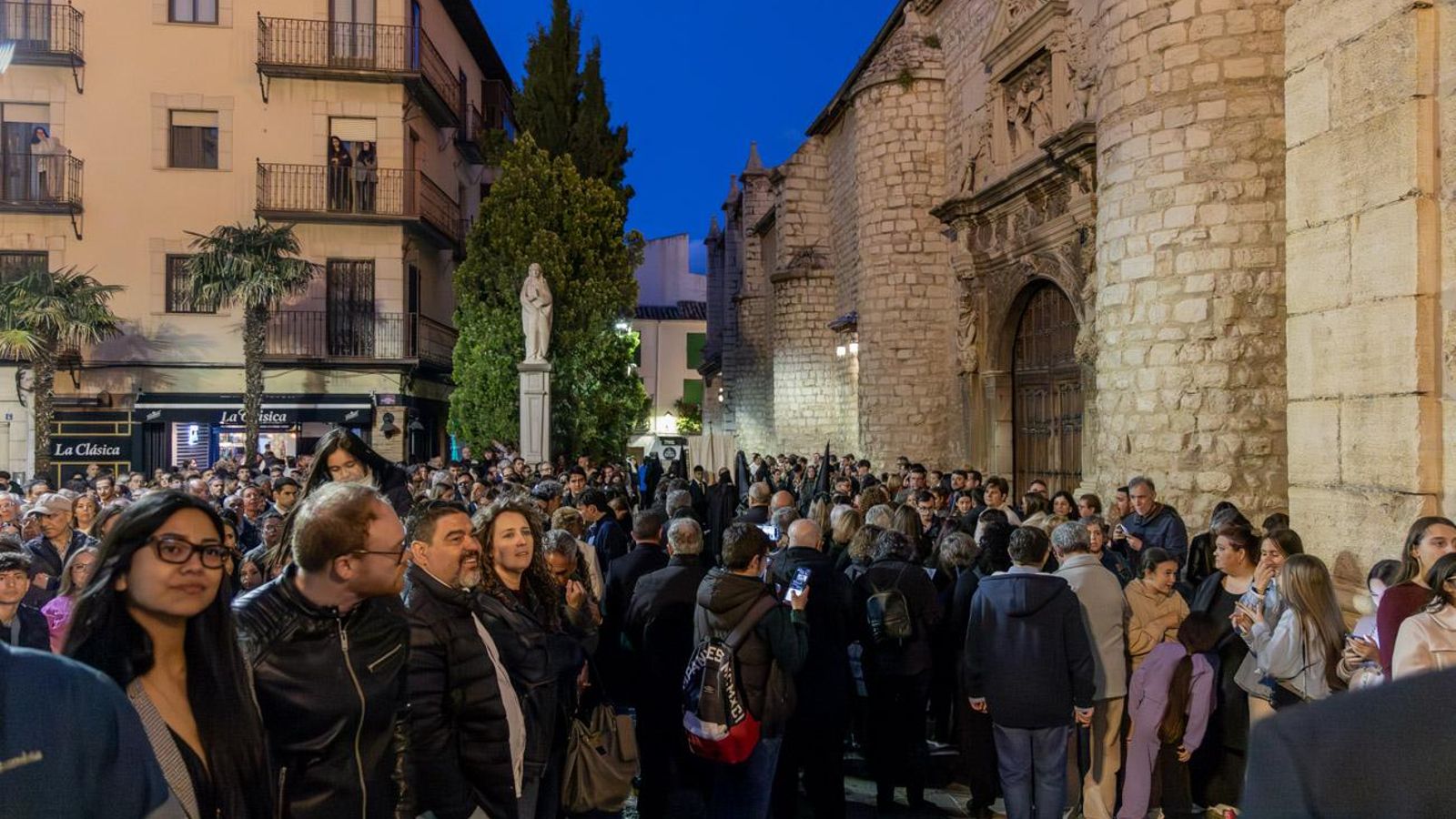 Luto y duelo en la noche del Viernes Santo, en imágenes