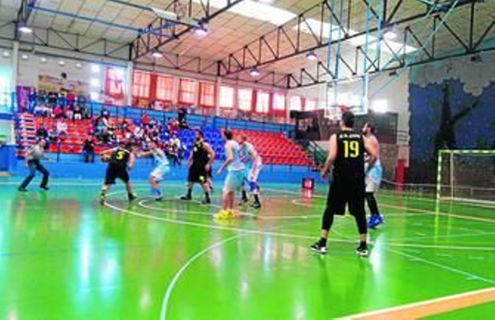La ULB, en actitud defensiva ante un ataque conducido por el local Juanjo Méndez.