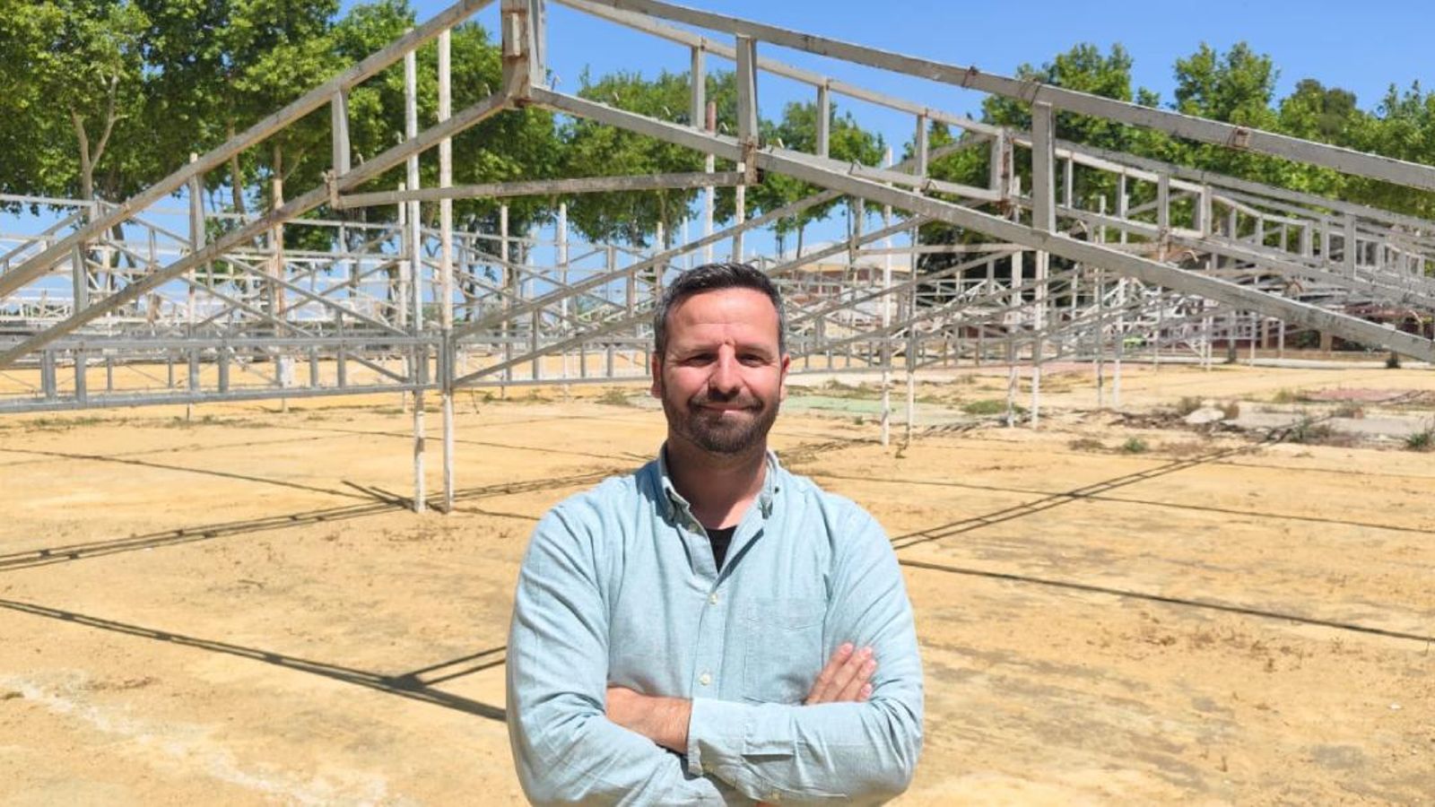 El concejal Javier Botella, frente a las estructuras de la casetas, que han comenzado a instalarse en Las Banderas.