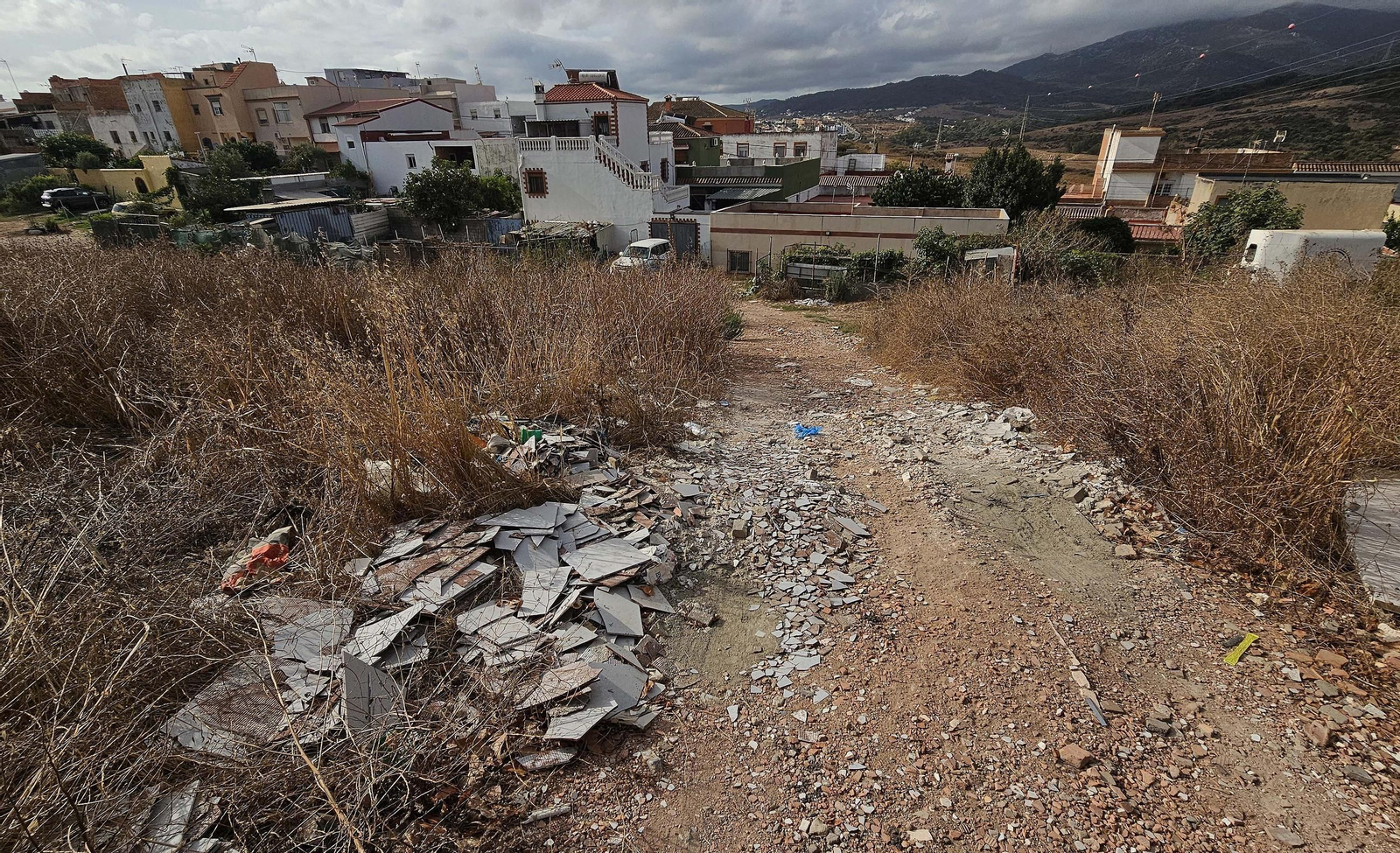 Las escombreras ilegales de Algeciras, en imágenes