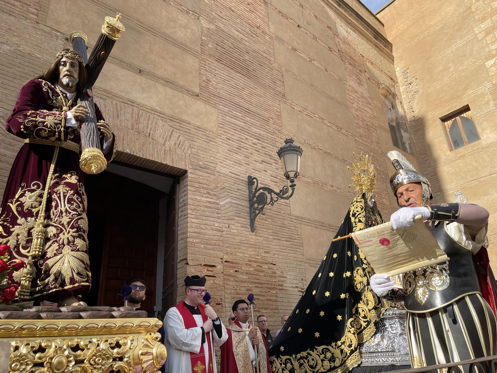 Las imágenes de la Subida de Jesús y la procesión del Viernes Santo por la mañana en Vera