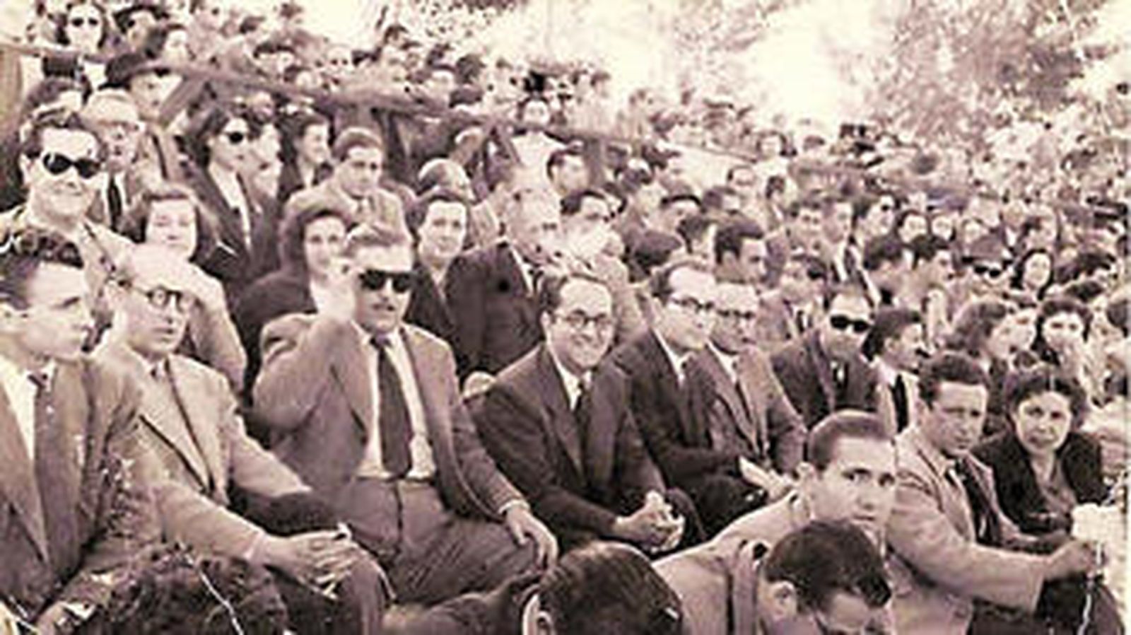 Degeneración en la forma de vestir en Jerez: del terno a las bermudas