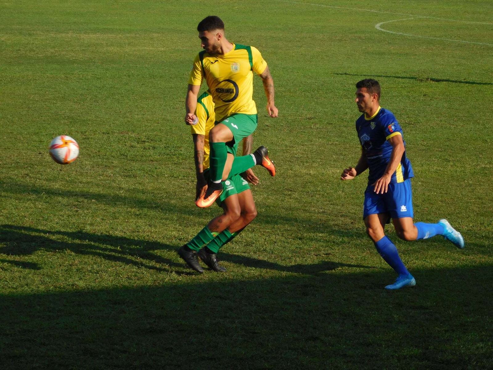 Un lance del duelo entre la Unión y el Conil.