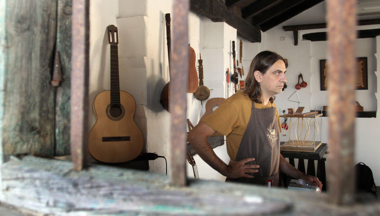 Antonio Dovao en uno de los talleres.