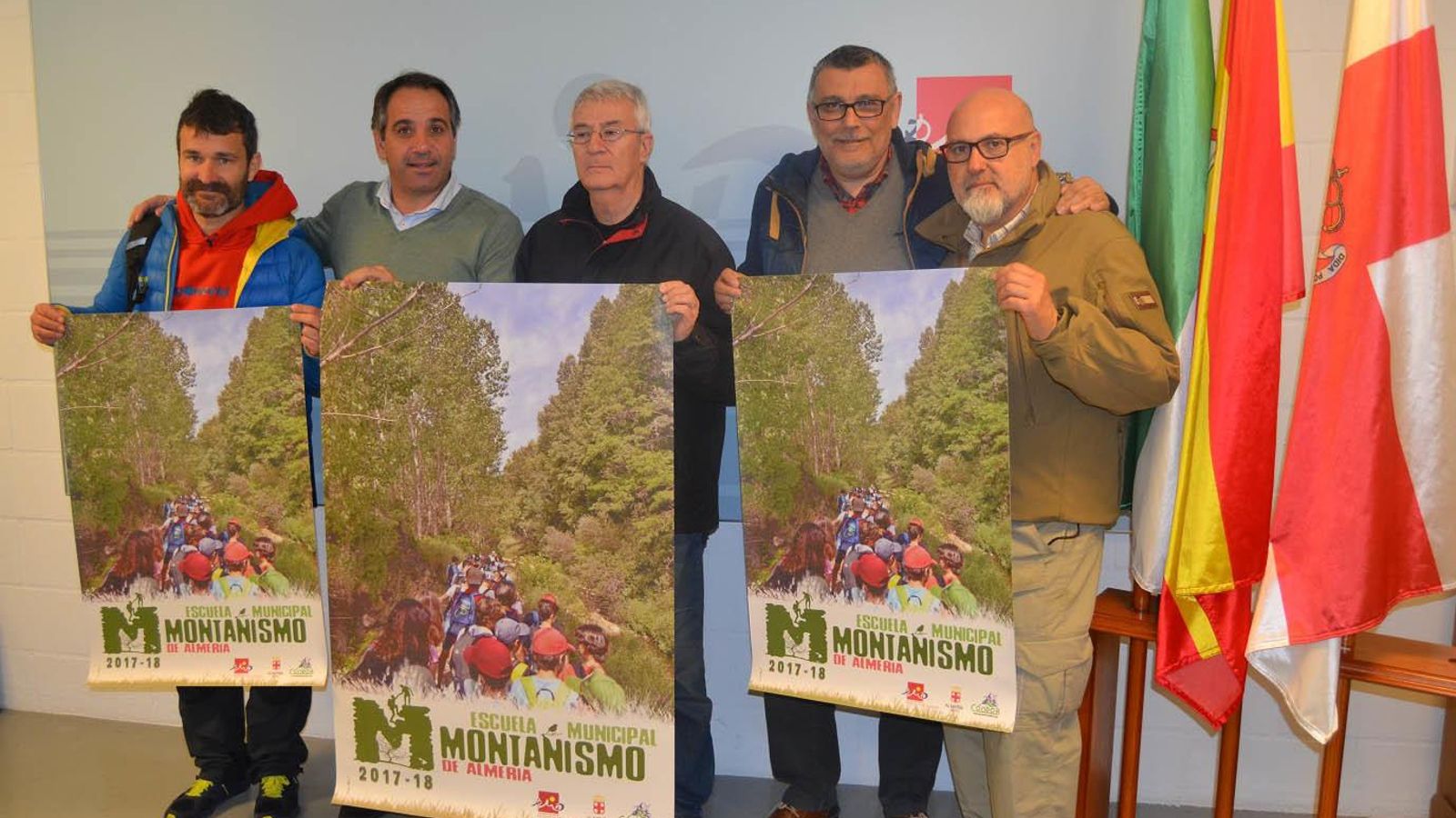 Miembros del Club Cóndor junto al concejal de deportes de la capital