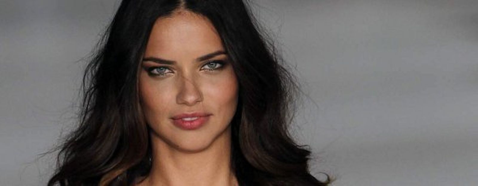 Adriana Lima posa en la pasarela 080 Barcelona junto a Desigual.  EFE/Albert Olivé