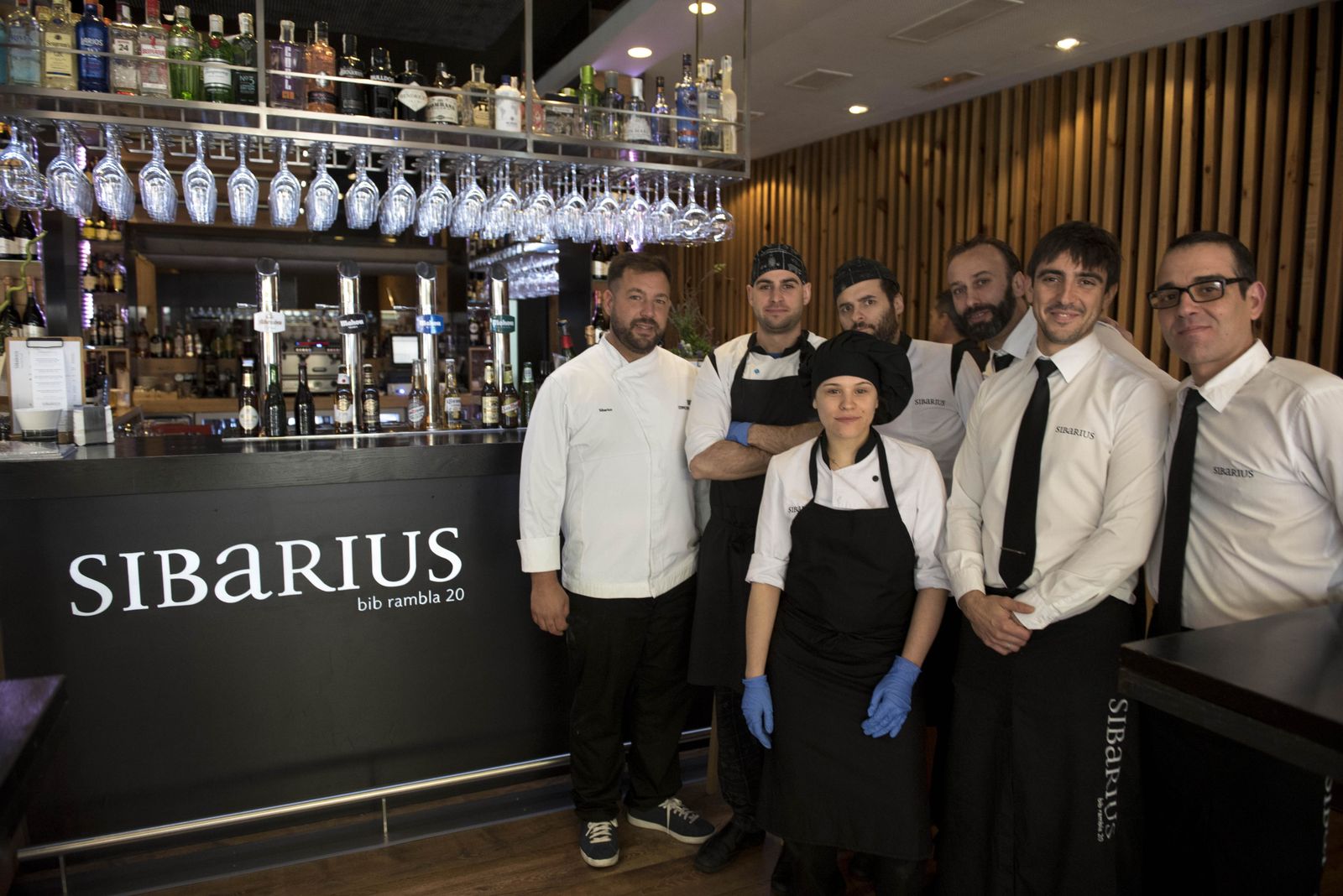 Sibarius. Parte del equipo del restaurante ubicado en Plaza Bibrambla.