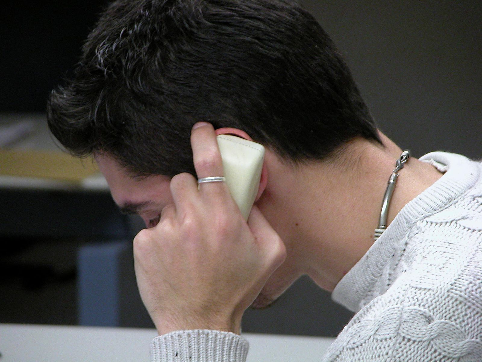 Un usuario al teléfono fijo.