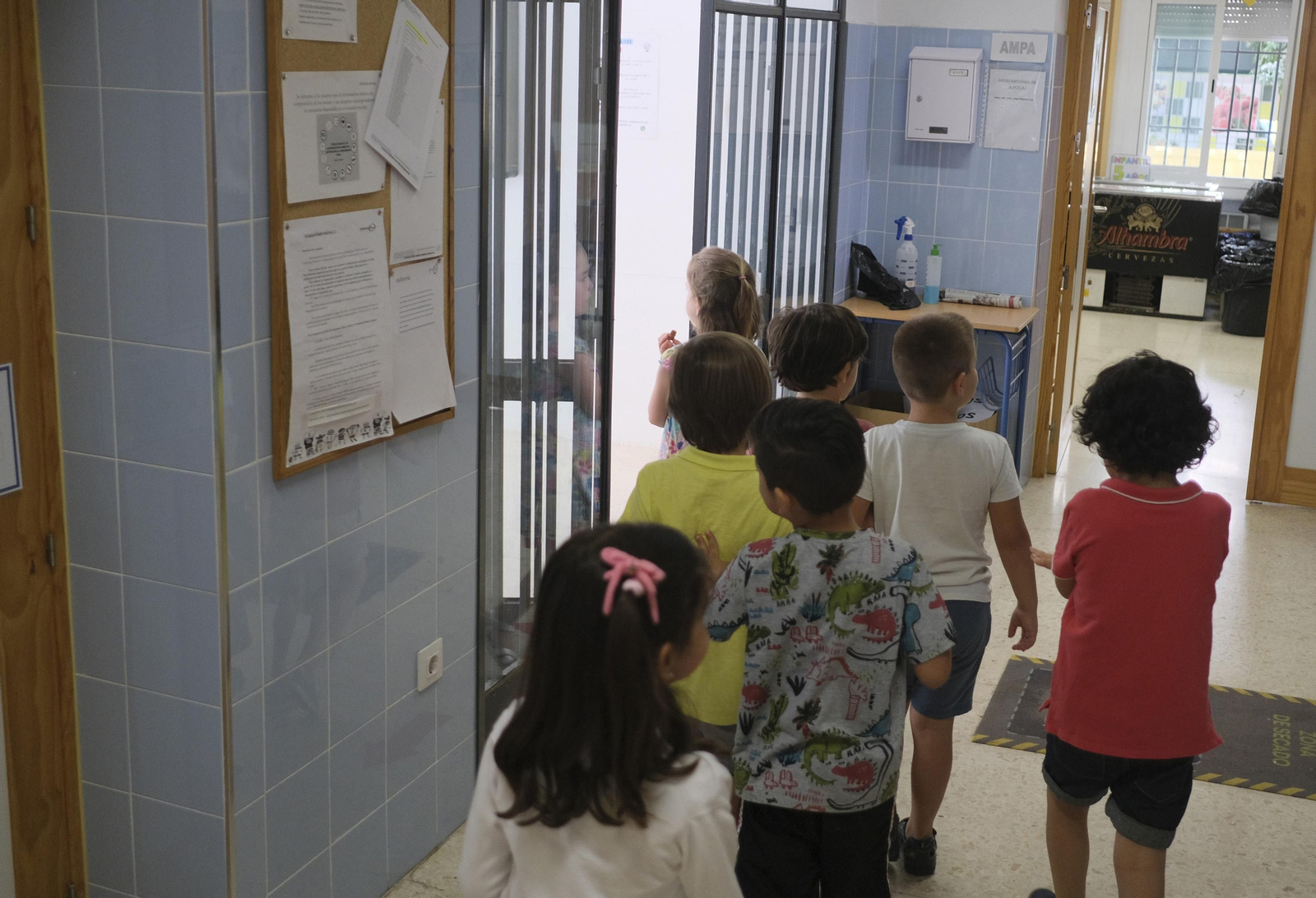 Un grupo de niños entran a un colegio. Un grupo de niños entran a un colegio.