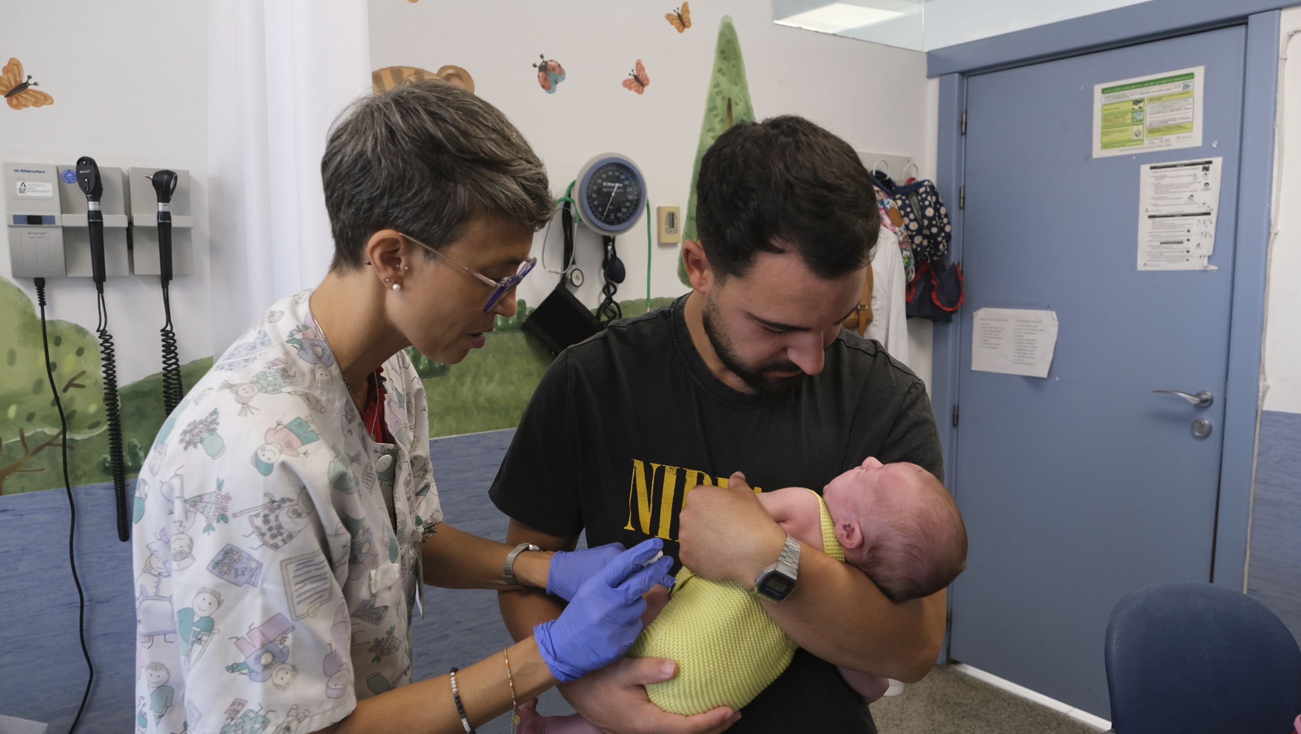 Campaña de vacunación en Almería contra la bronquiolitis, en imágenes