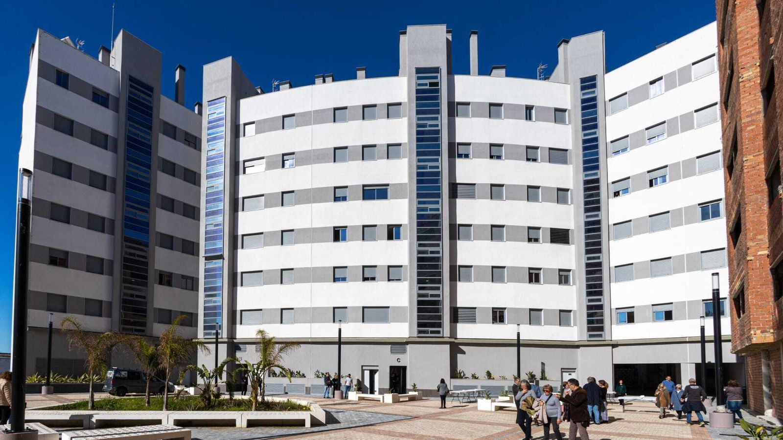Vista desde la plaza de San Leonardo  del nuevo bloque de viviendas.