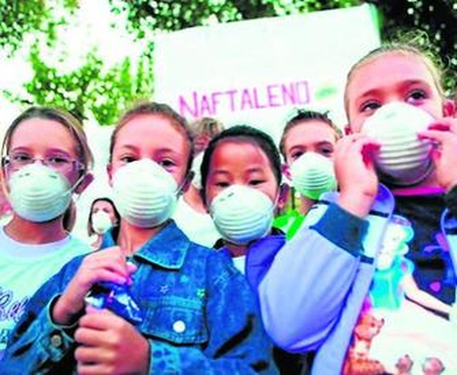 Protesta por los gases procedentes de la cubierta del edificio.
