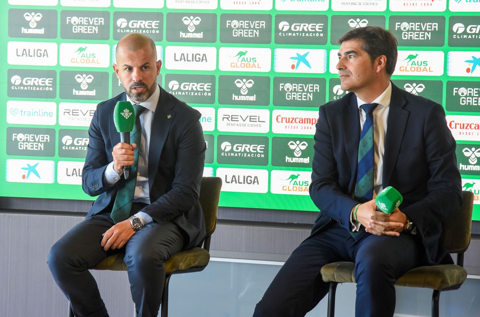 Manu Fajardo, director deportivo; y Ángel Haro, presidente del Betis, en una comparecencia ante los medios.