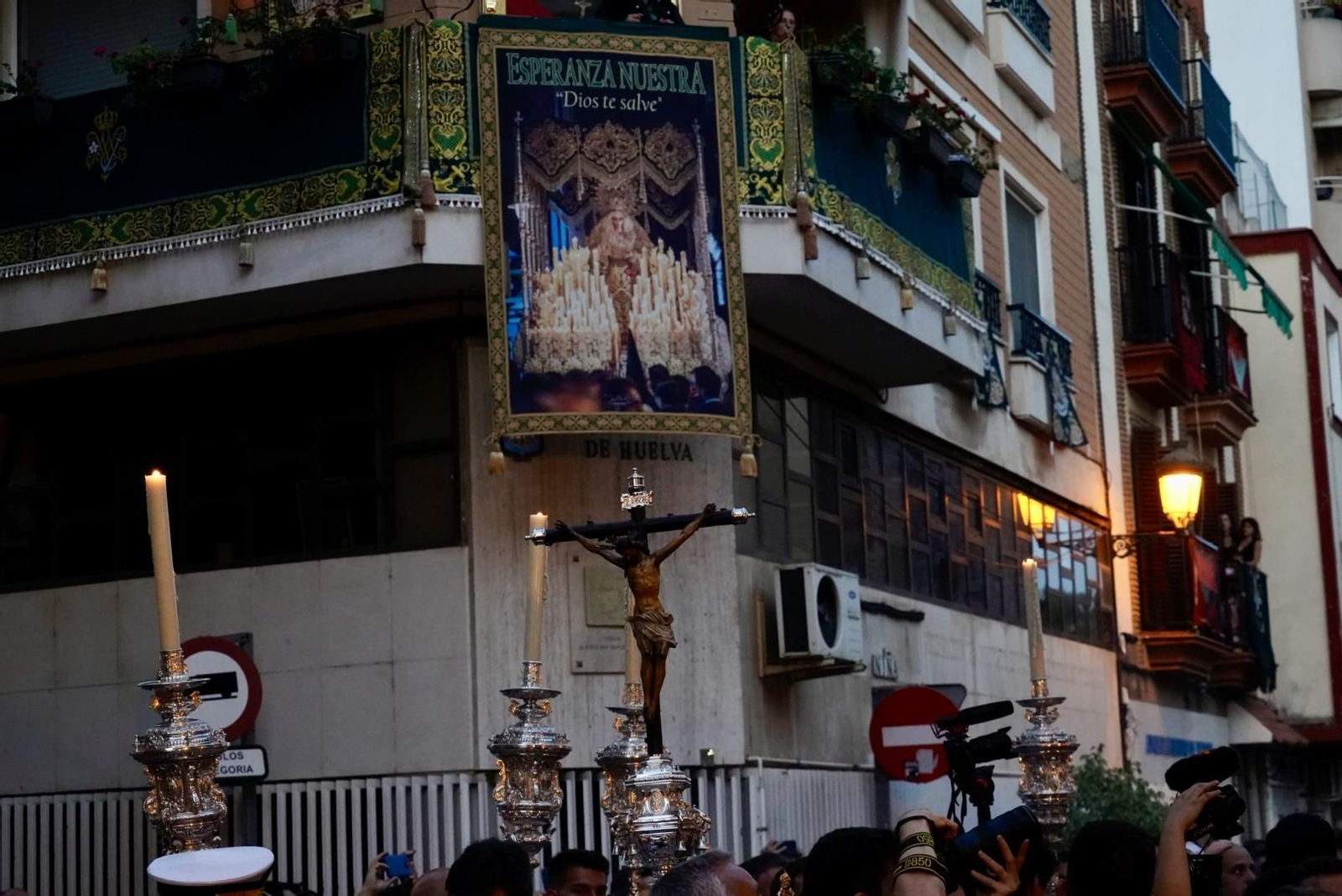 Imágenes de la procesión extraordinaria de la Virgen de la Esperanza por las calles de Huelva