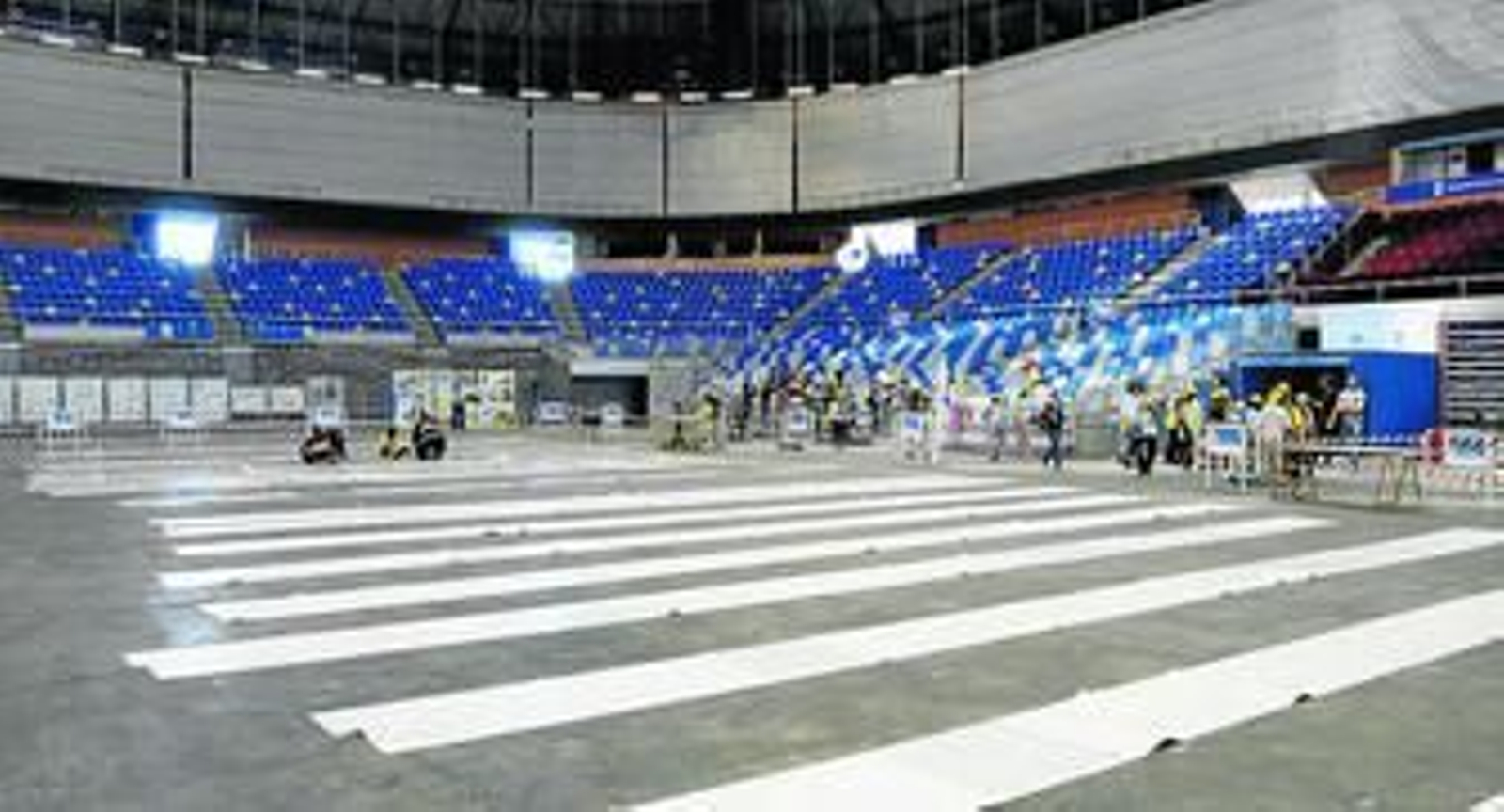 La superficie en la pista del Martín Carpena donde se colocarán los sellos ofrecidos por Correos.