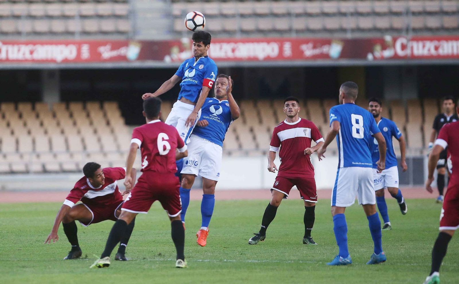 Barba, capitán del Xerez DFC, salta más que Jorge Herrero para cabecear un balón en el partido de ayer en Chapín.