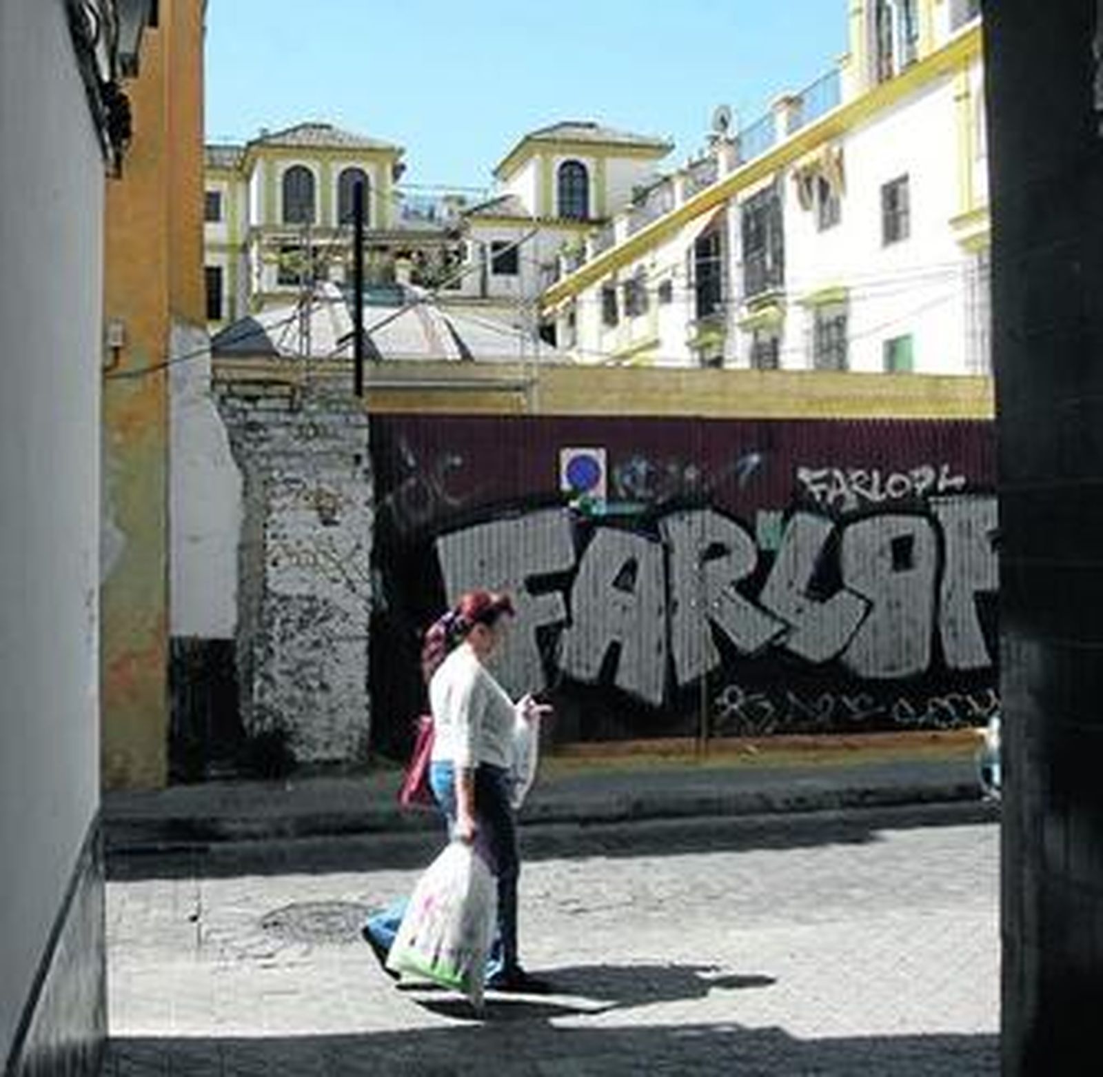 El acceso al monumento por la calle Baños.