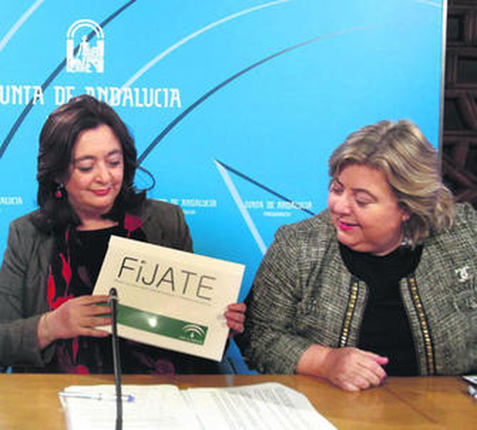 Mar Moreno y la consejera de Agricultura, Clara Aguilera, ayer tras el Consejo de Gobierno.