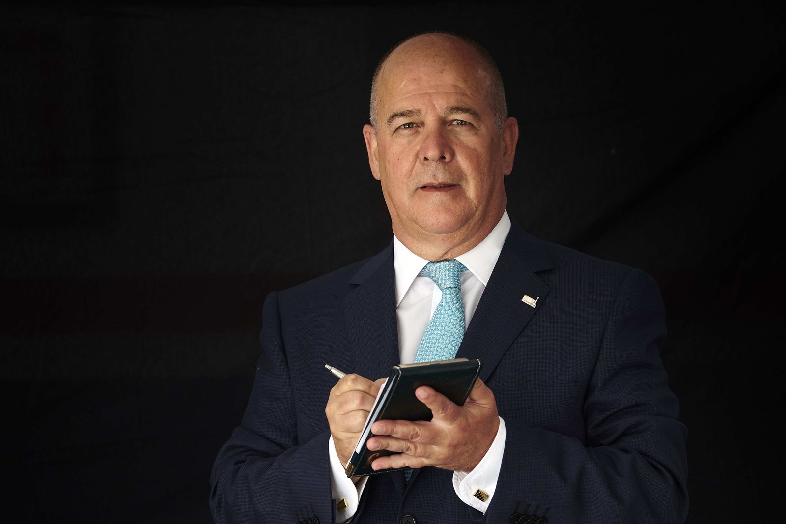 Paco, con su traje de metre y su inseparable libreta para anotar los pedidos, en una imagen de archivo.