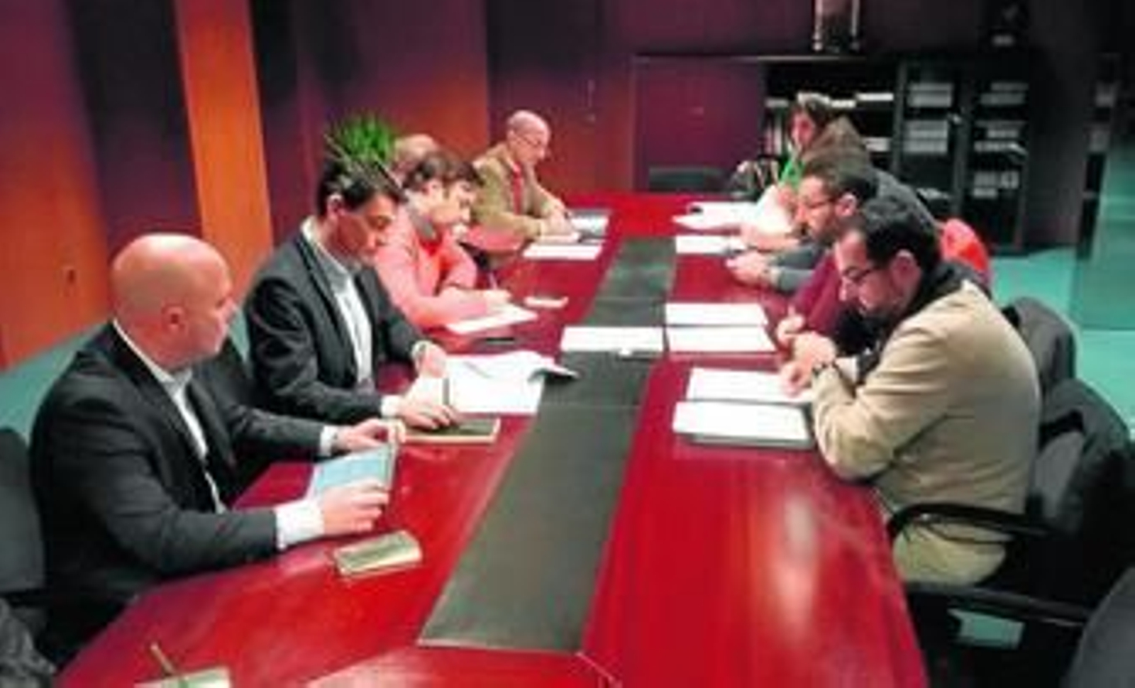 Imagen de la reunión que mantuvieron responsables municipales con representante de Arcgisa, ayer.