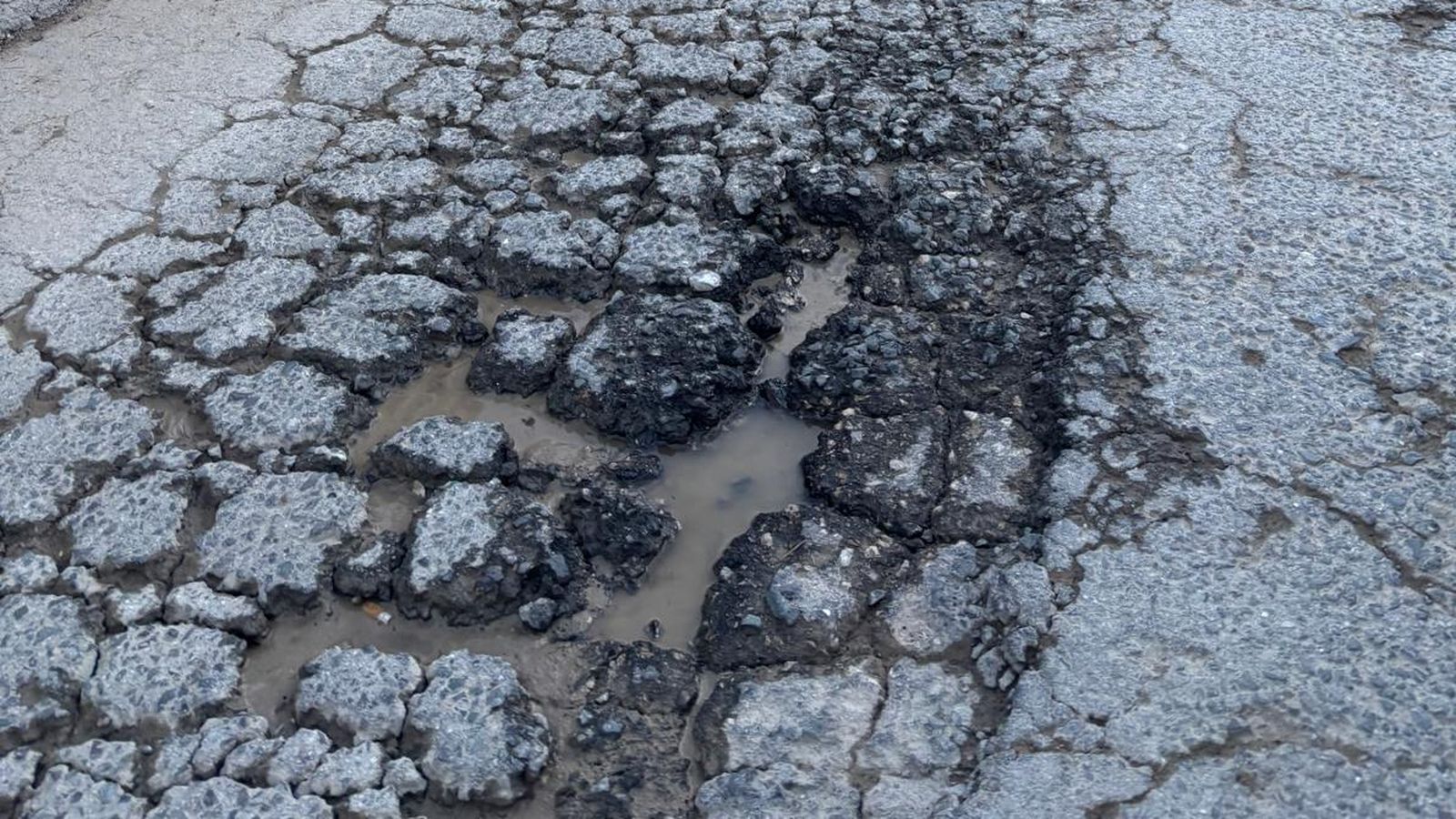 Socavones en la calzada.