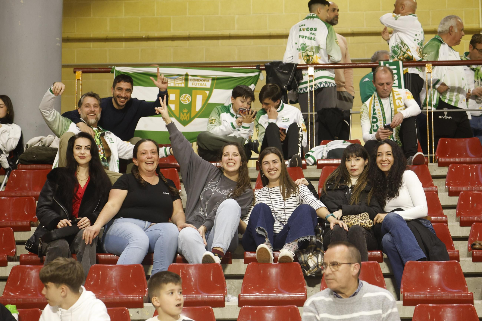 Las mejores fotos del ambiente en Vista Alegre para el Córdoba Futsal - Palma.