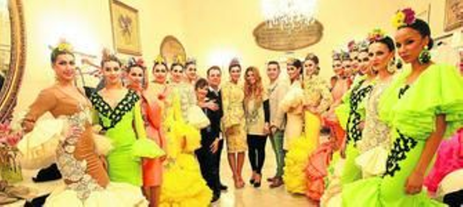 Foto de familia de las modelos con Juana Martín y su equipo.