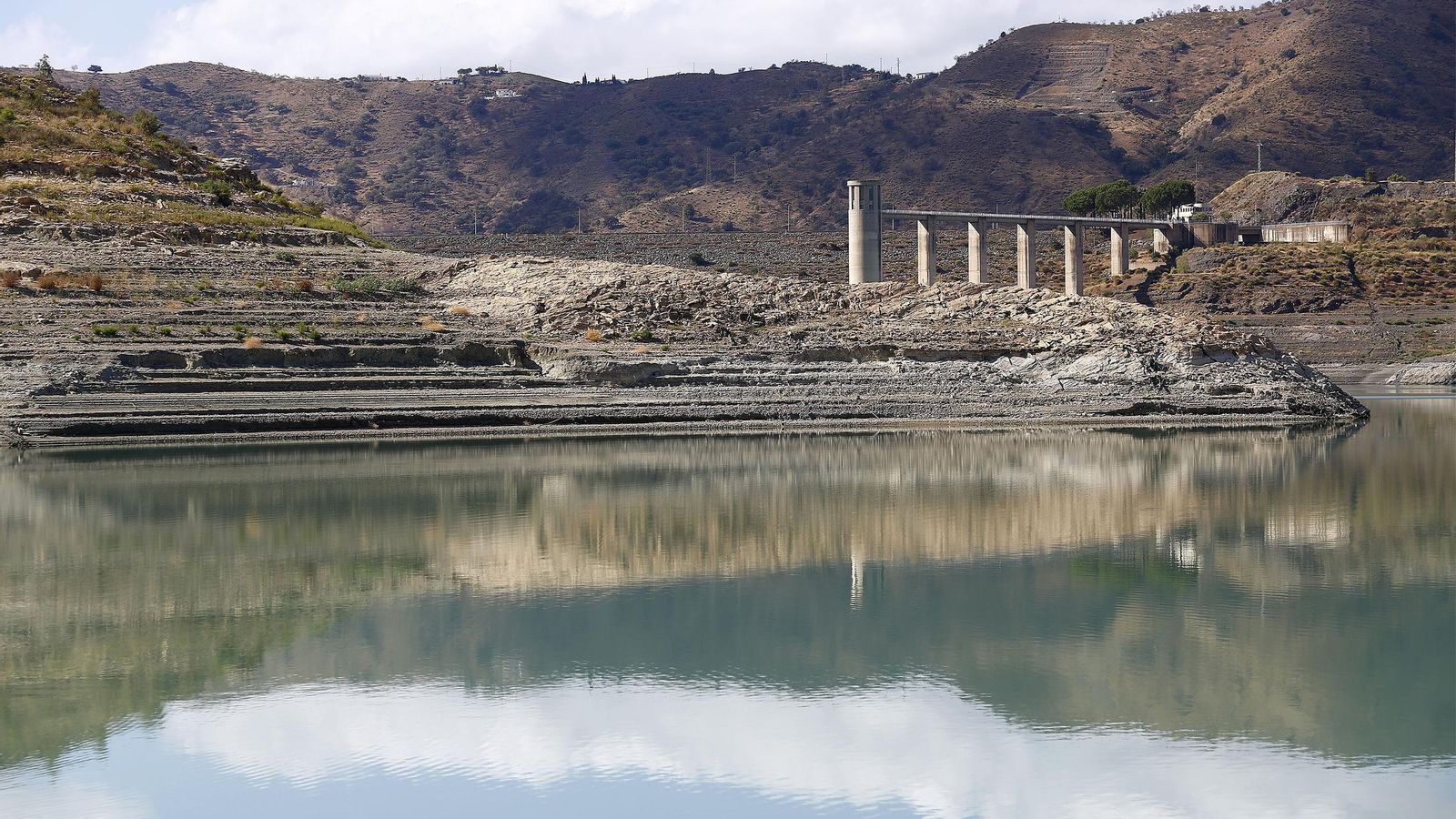 Pantano de la Viñuela durante la mañana de ayer.