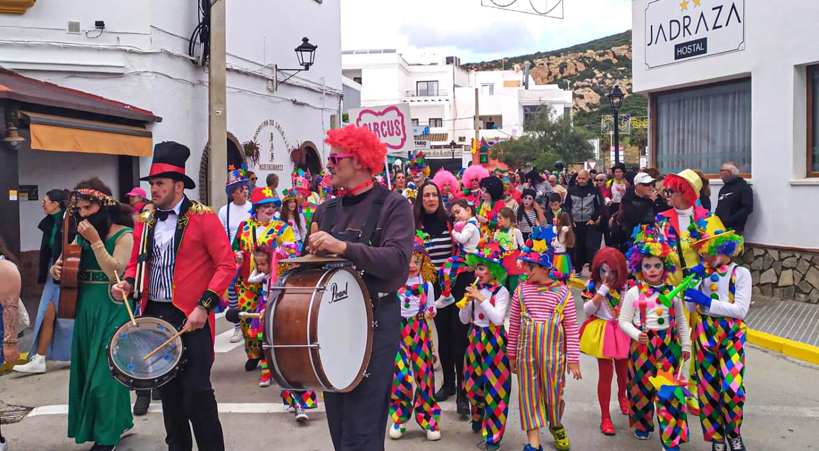 Ambiente del pasacalles del carnaval de Zahara de los Atunes en ediciones anteriores