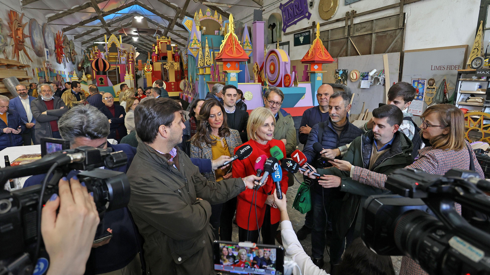 Los Reyes Magos visitan sus carrozas en el taller de Fiestas de Jerez