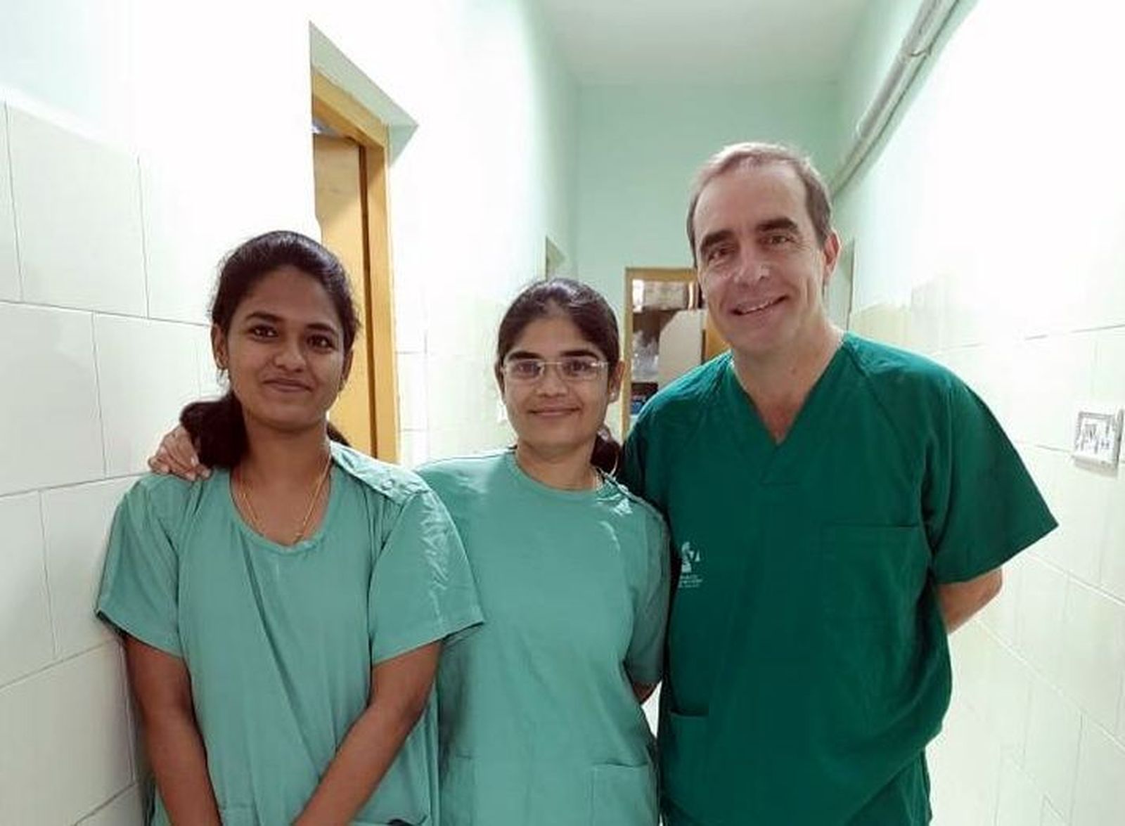 El voluntario sevillano junto con integrantes del equipo de Ginecología y Obstetricia del Hospital de Kalyandurg.