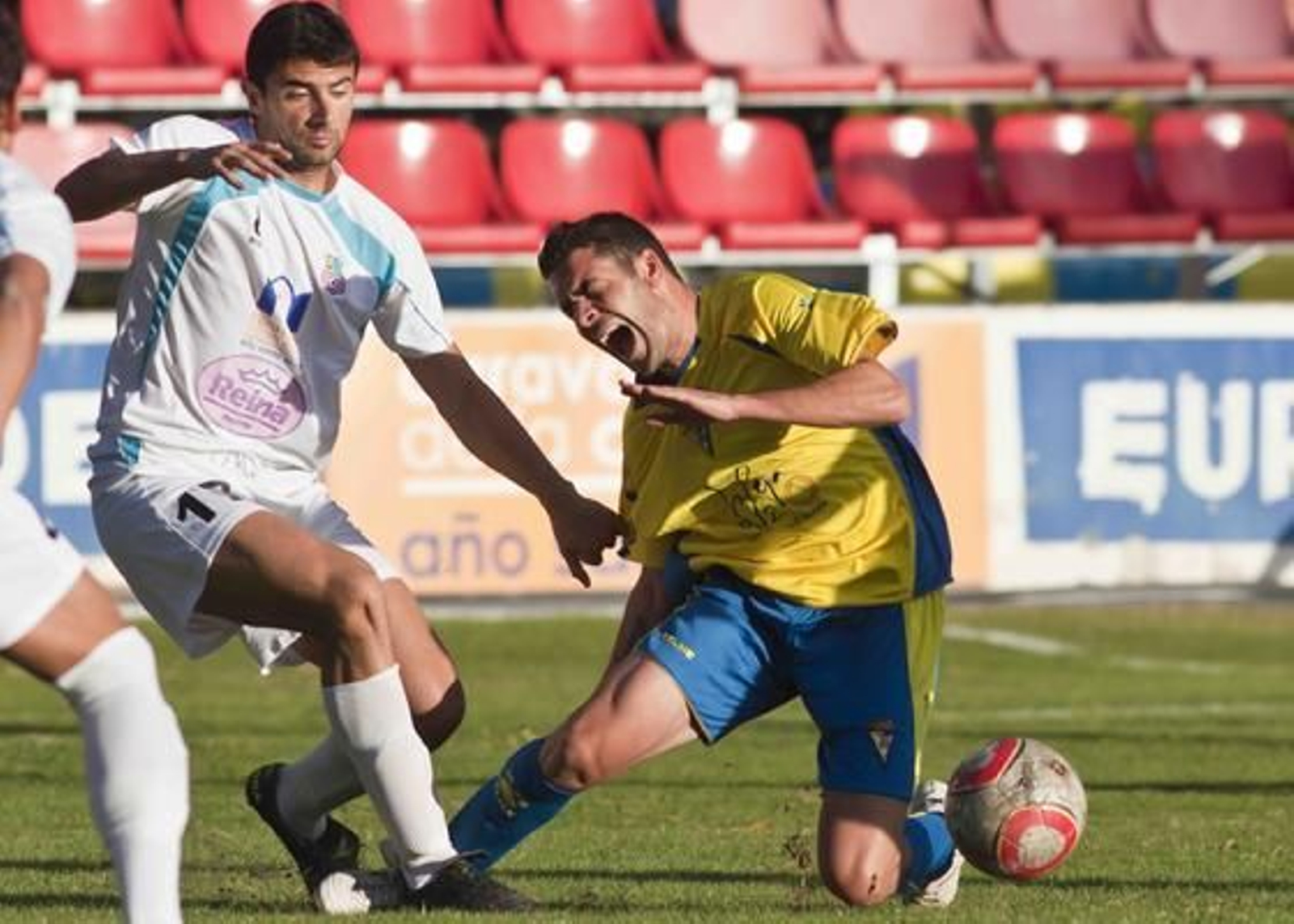 Un tanto de Pachón en el ´39 dio la victoria a los amarillos, que supieron mantener el marcador pese a las expulsiones de Aarón Bueno y Velasco 

Foto: Pascu Mendez/LOF