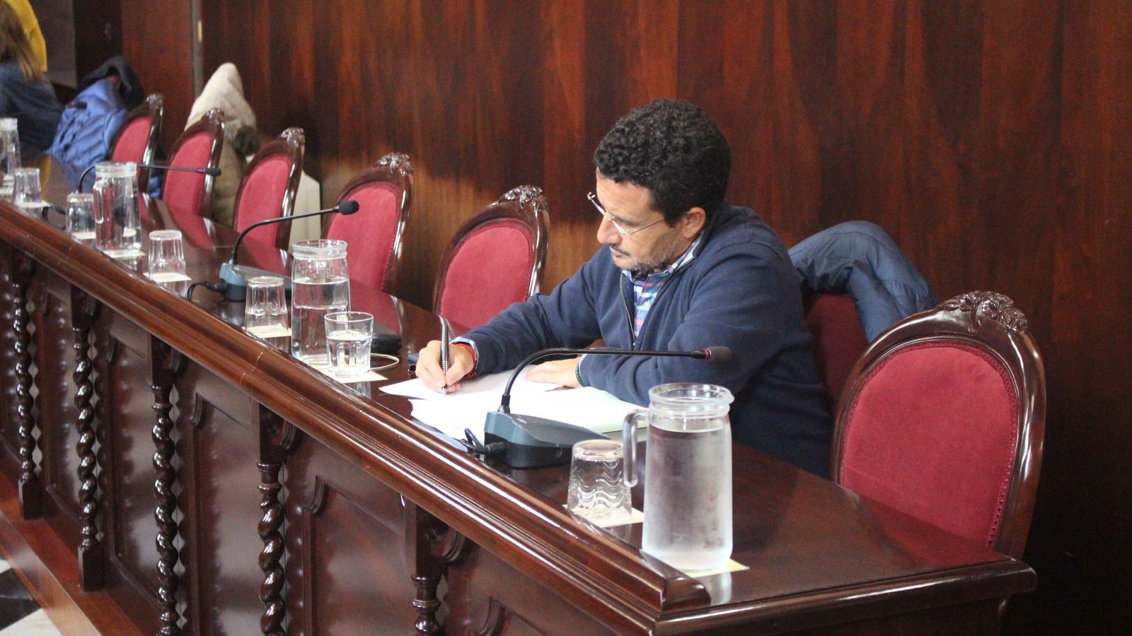 Ángel Gómez, solo en la bancada de la oposición