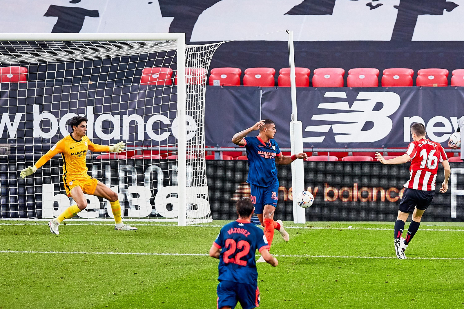 Sancet bate a Bono tras un centro que superó a Diego Carlos para hacer el 2-1.
