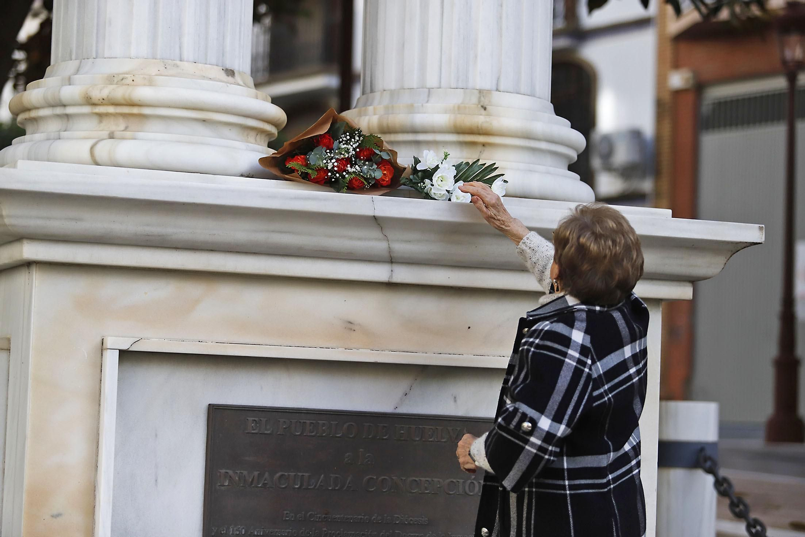 Imágenes de la Ofrenda de flores y rezo ante el monumento a la Inmaculada en Huelva