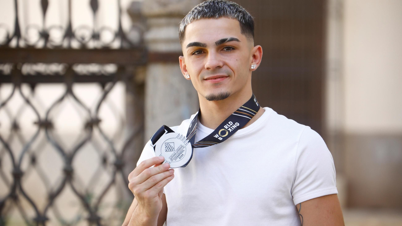 Rafa Lozano posa para 'el Día' con la medalla lograda en Liverpool.