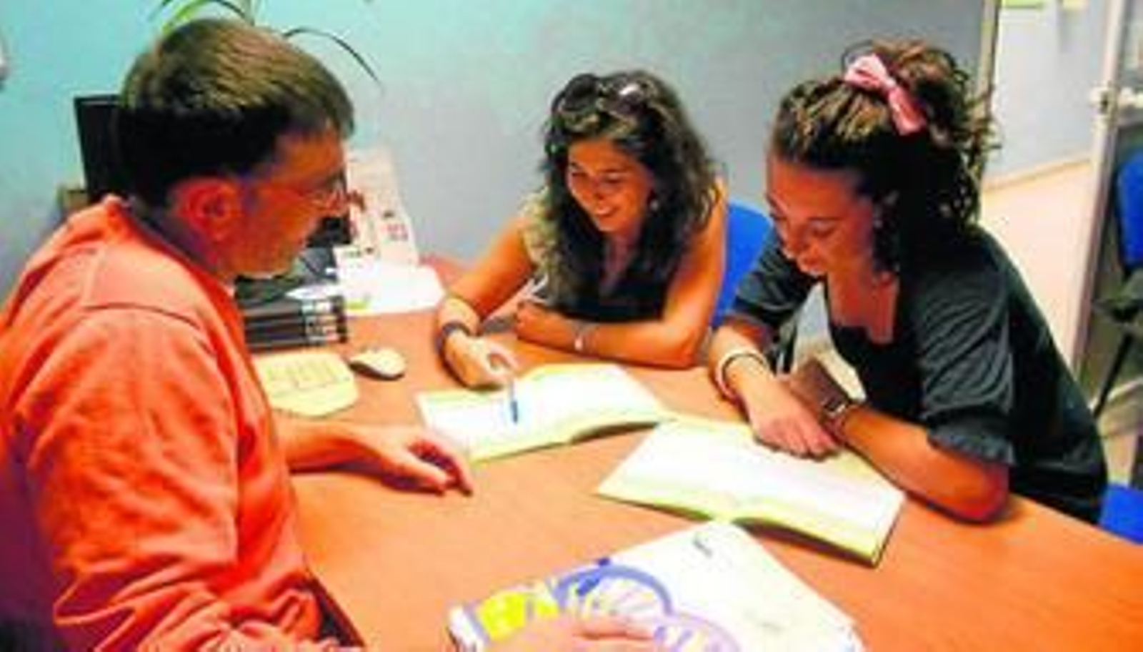 Una de las tutorías del programa de Experiencias Profesionales para el Empleo (EPES) en la sede de Arrabal-AID. Una de las tutorías del programa de Experiencias Profesionales para el Empleo (EPES) en la sede de Arrabal-AID.