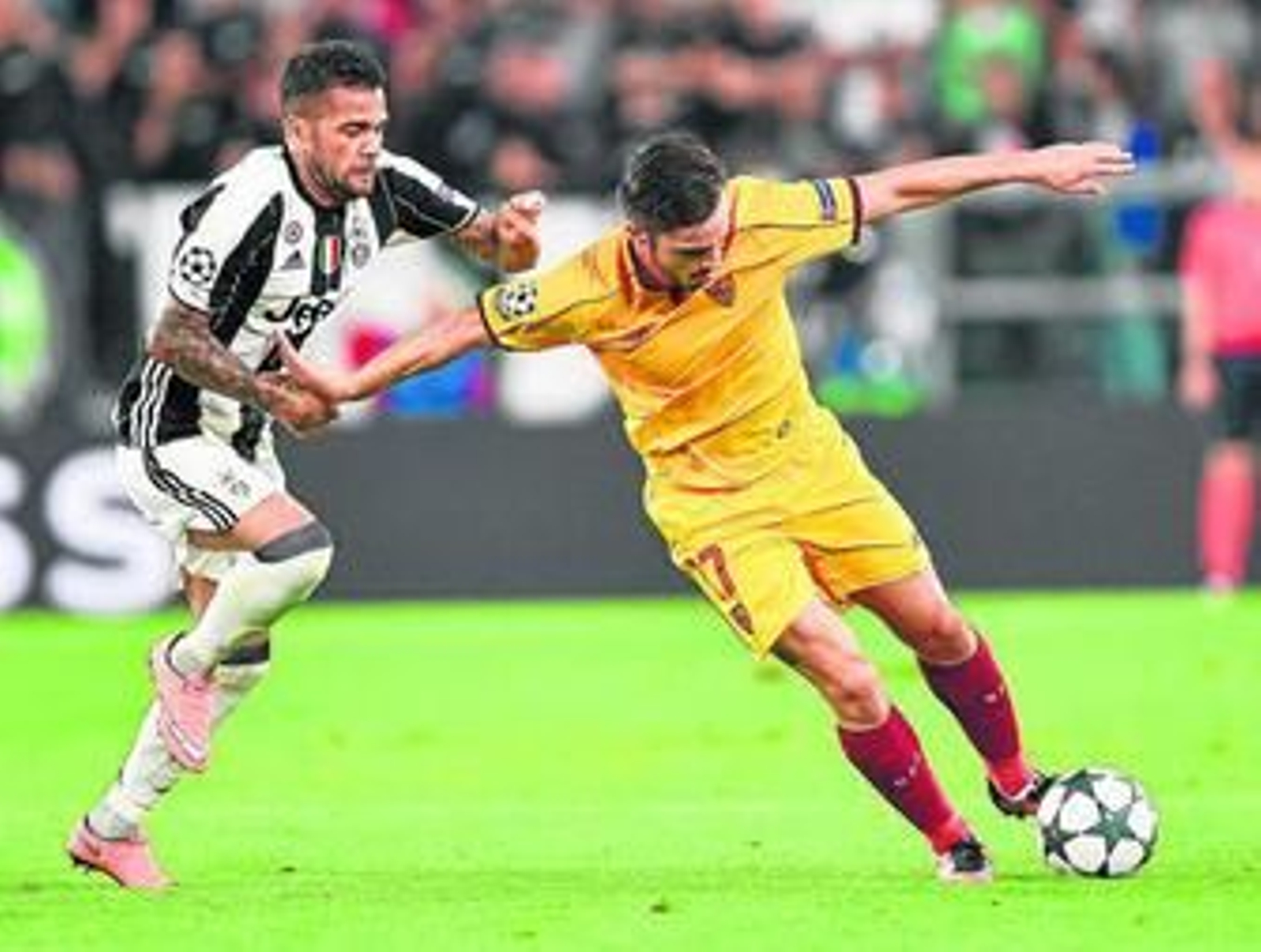Sarabia protege el balón ante la férrea presión de Daniel Alves, durante un lance del encuentro disputado en Turín.