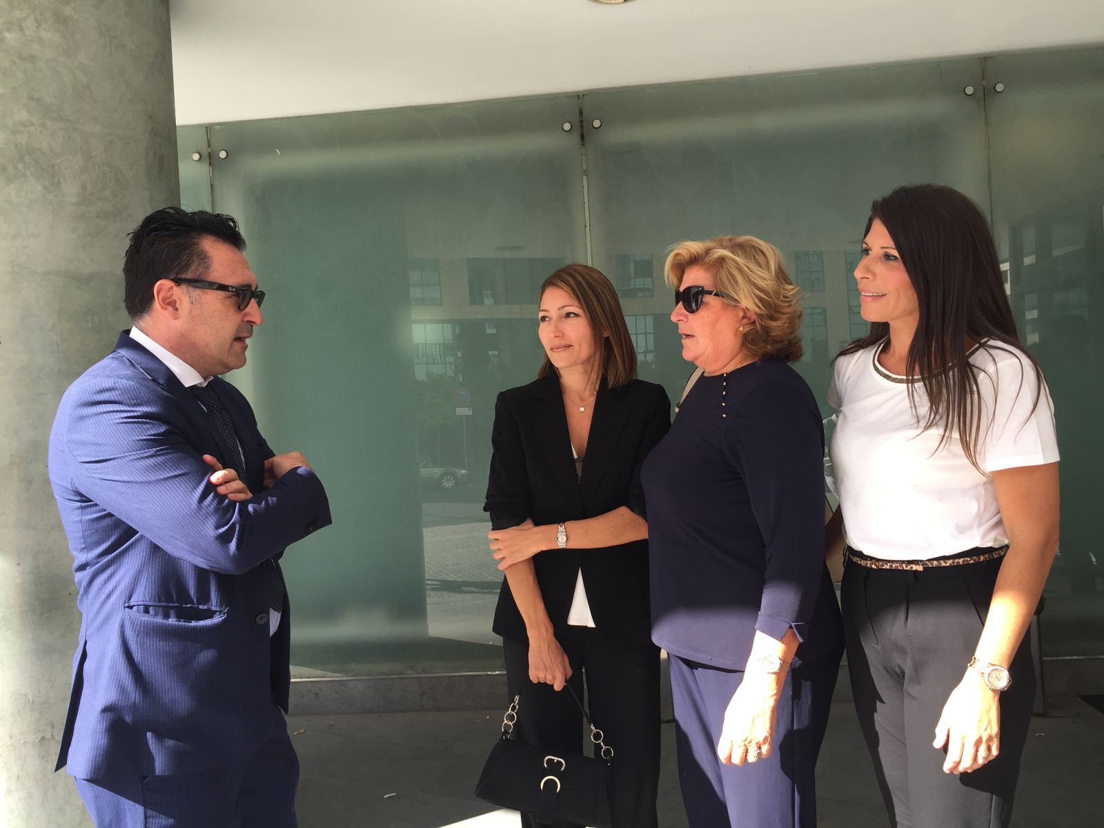 El abogado Francisco Javier Garoña conversa con la viuda, Isabel López, y sus dos hijas