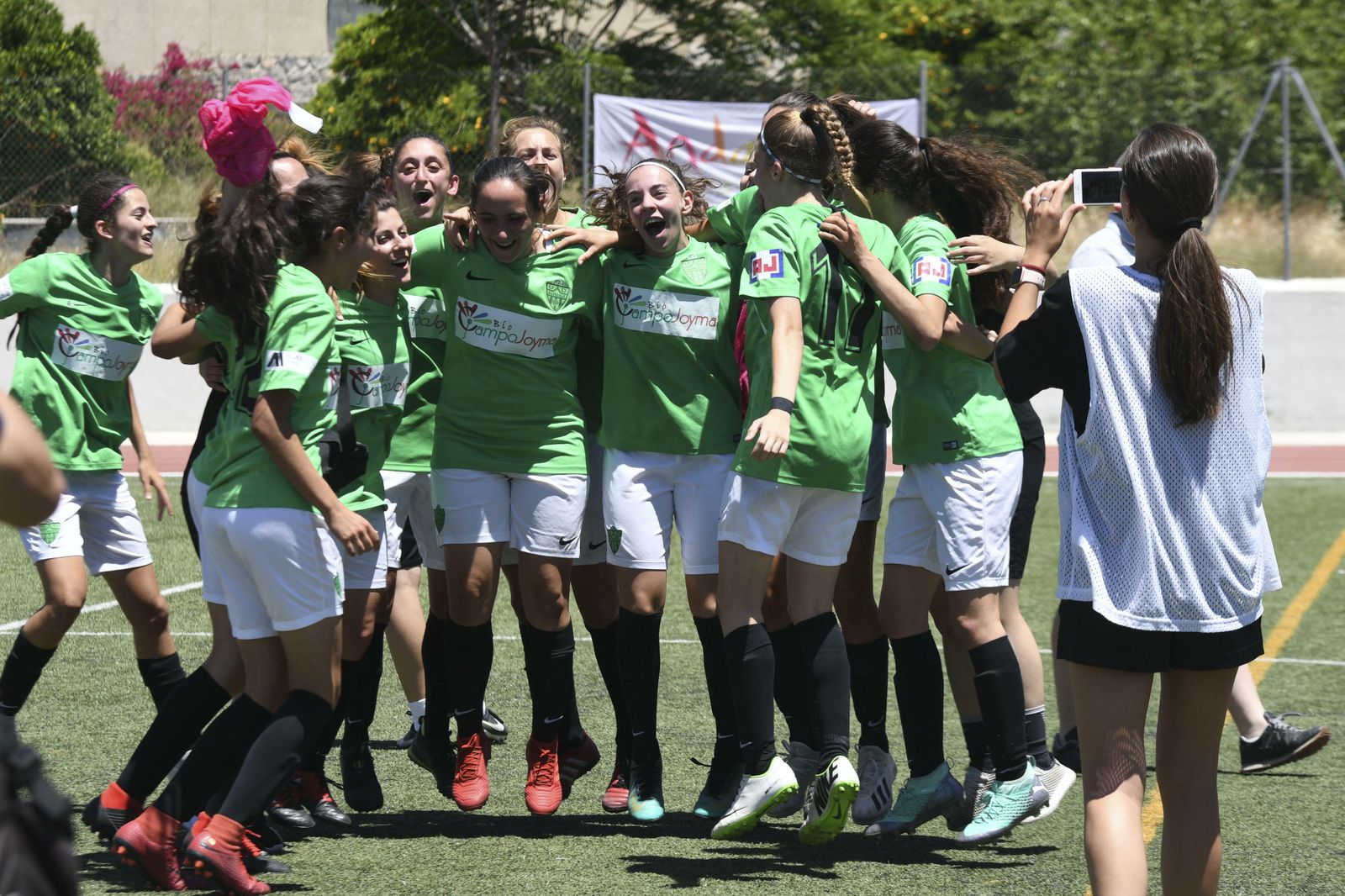 Jugadoras rojiblancas celebrando el ascenso.