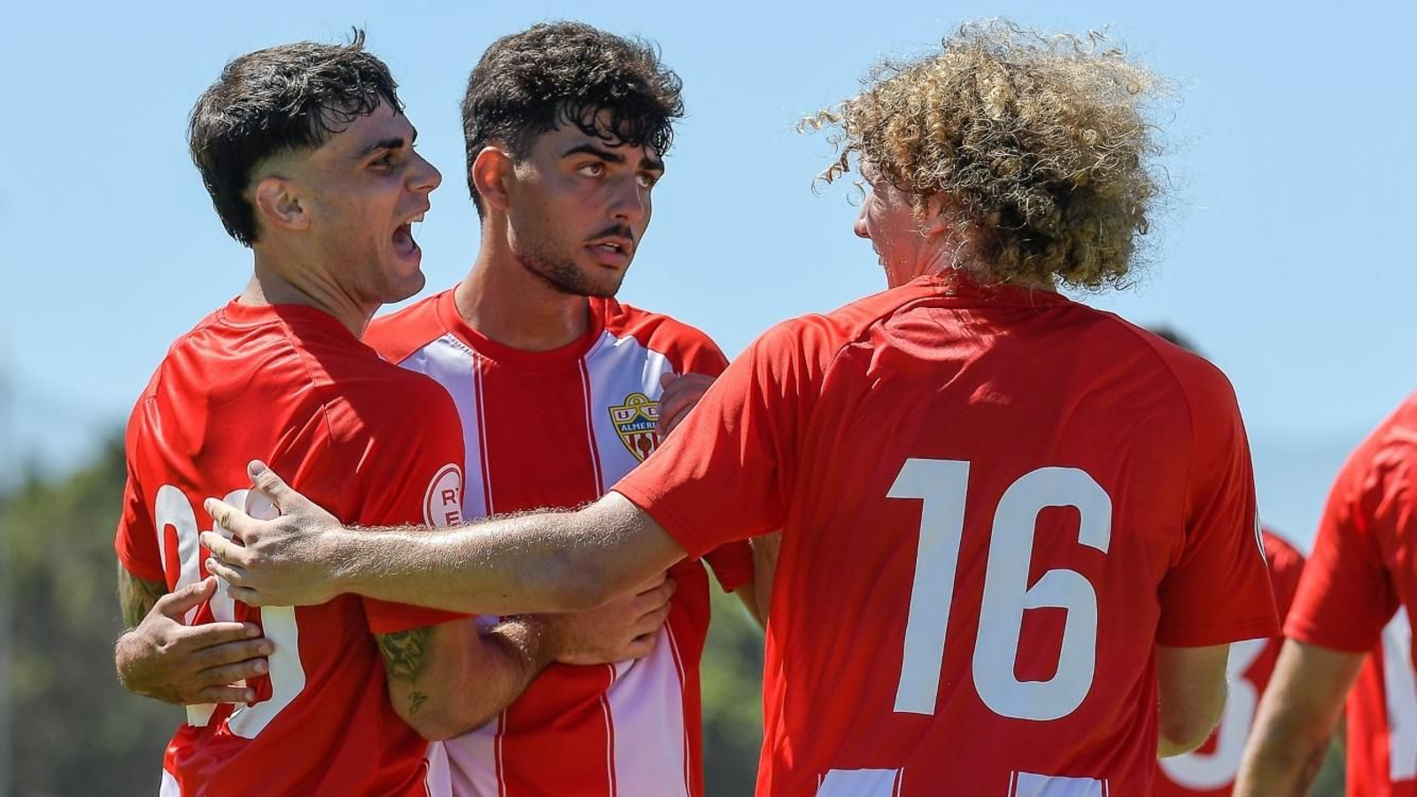 Los jugadores rojiblancos celebran uno de los goles de la pretemporada.