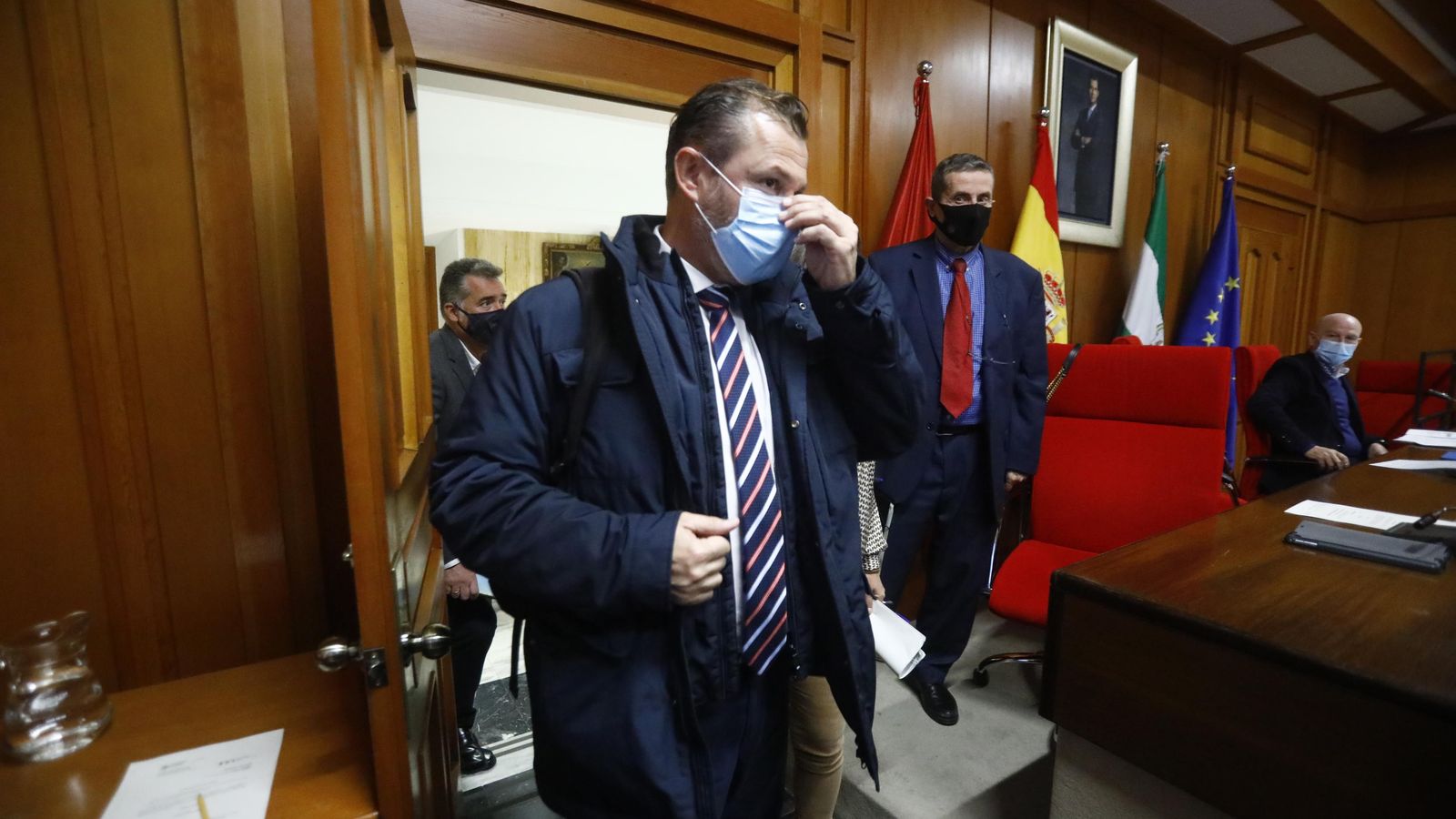 David Dorado llega al Pleno.