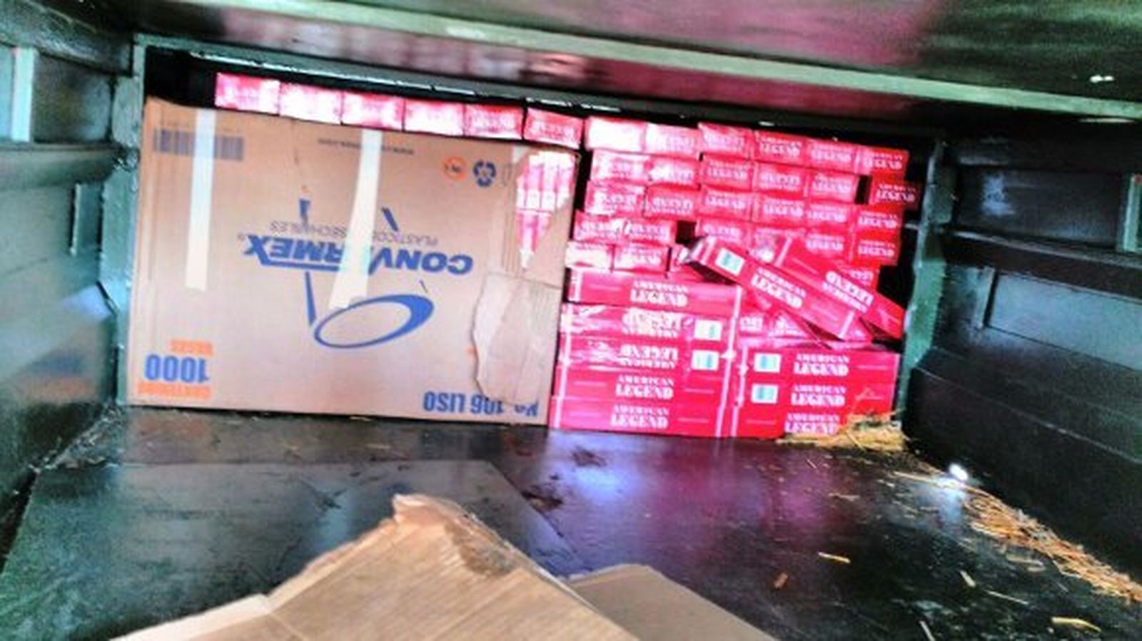 La Guardia Civil interviene 1.500 cajetillas de tabaco en el doble fondo de un remolque