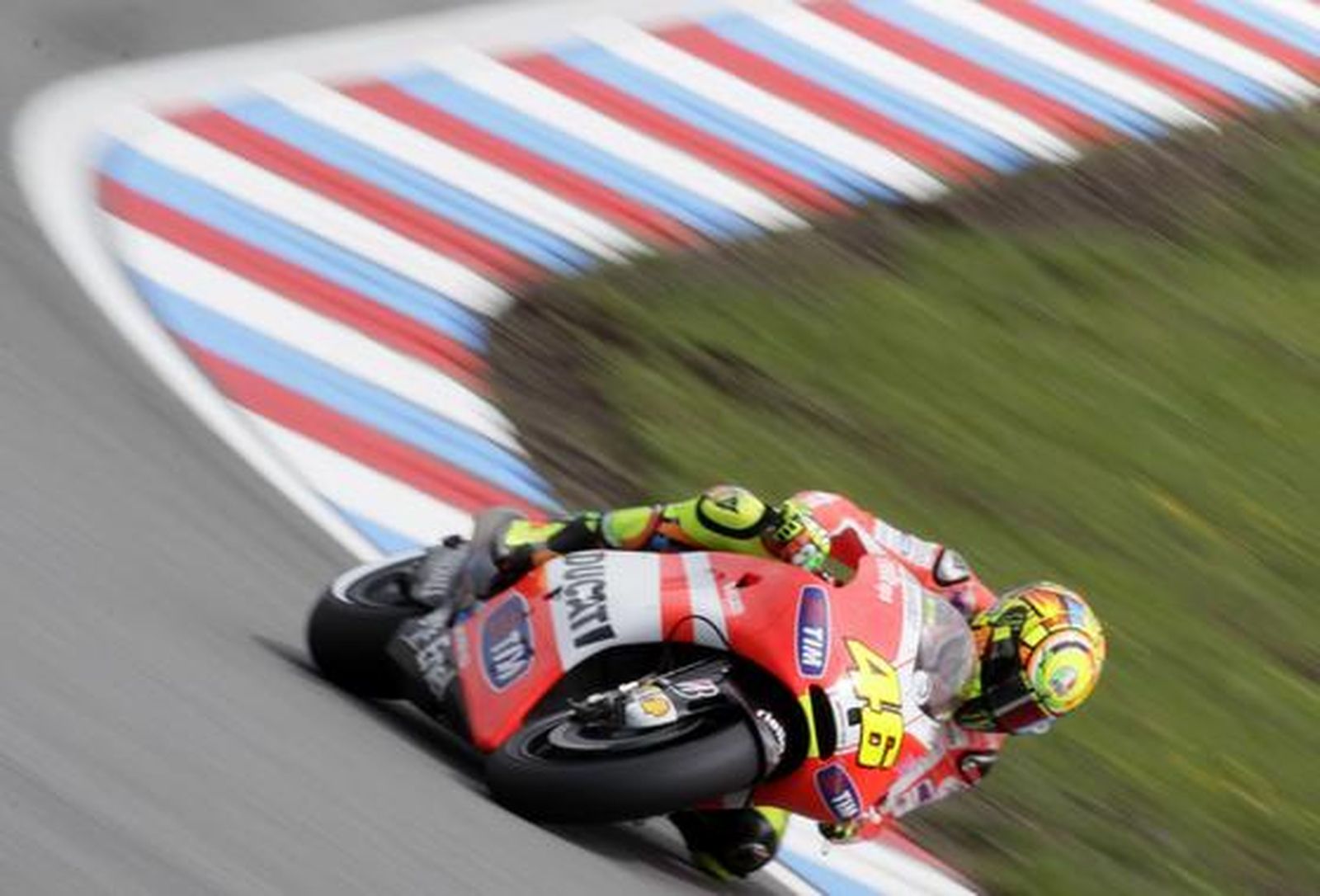 Stoner vence en Brno y acrecienta su ventaja al frente del Mundial. / Reuters